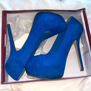 Blue pumps